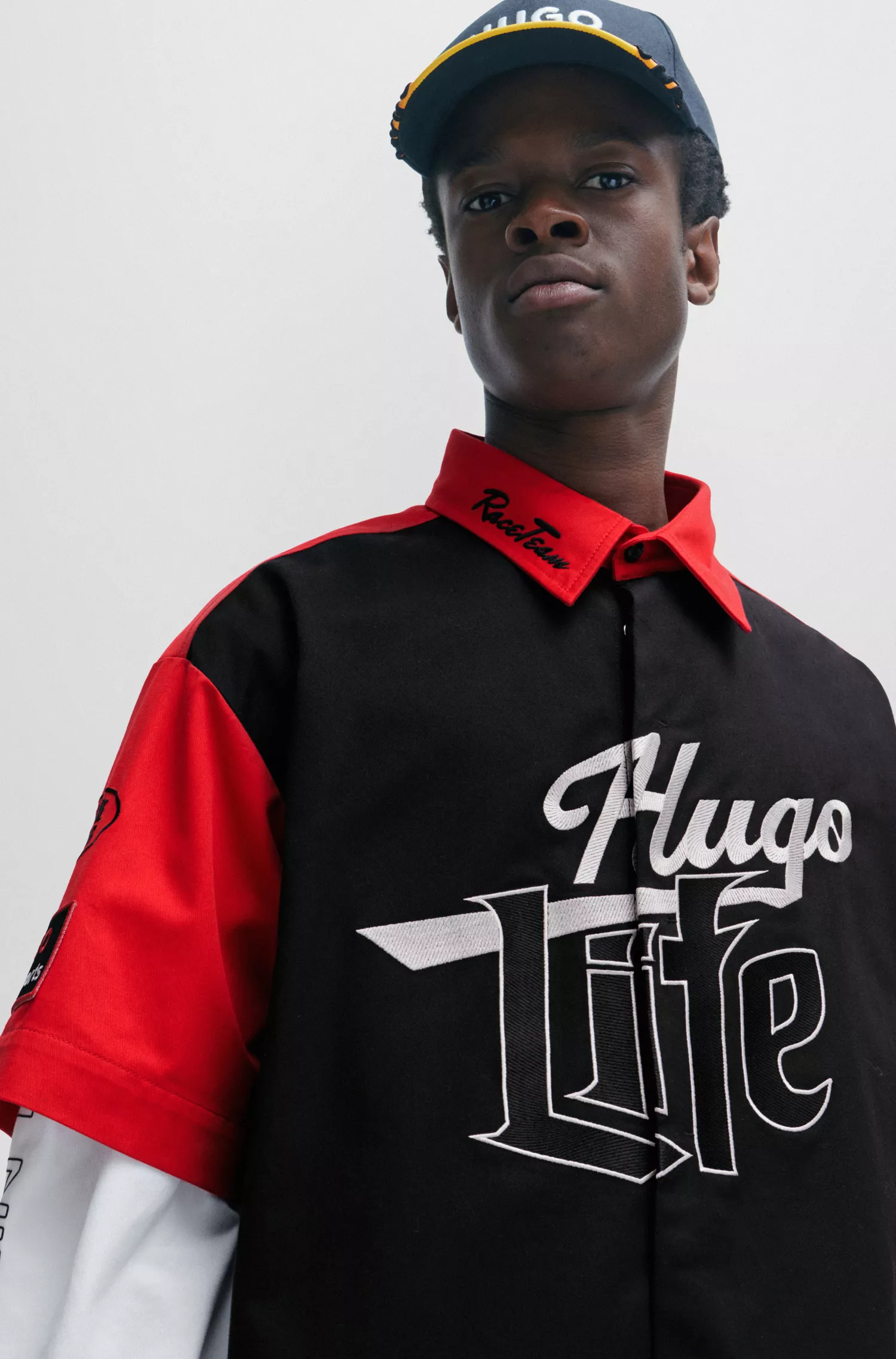 Camisa HUGO vermelha de modelagem oversized com detalhes inspirados em corridas.