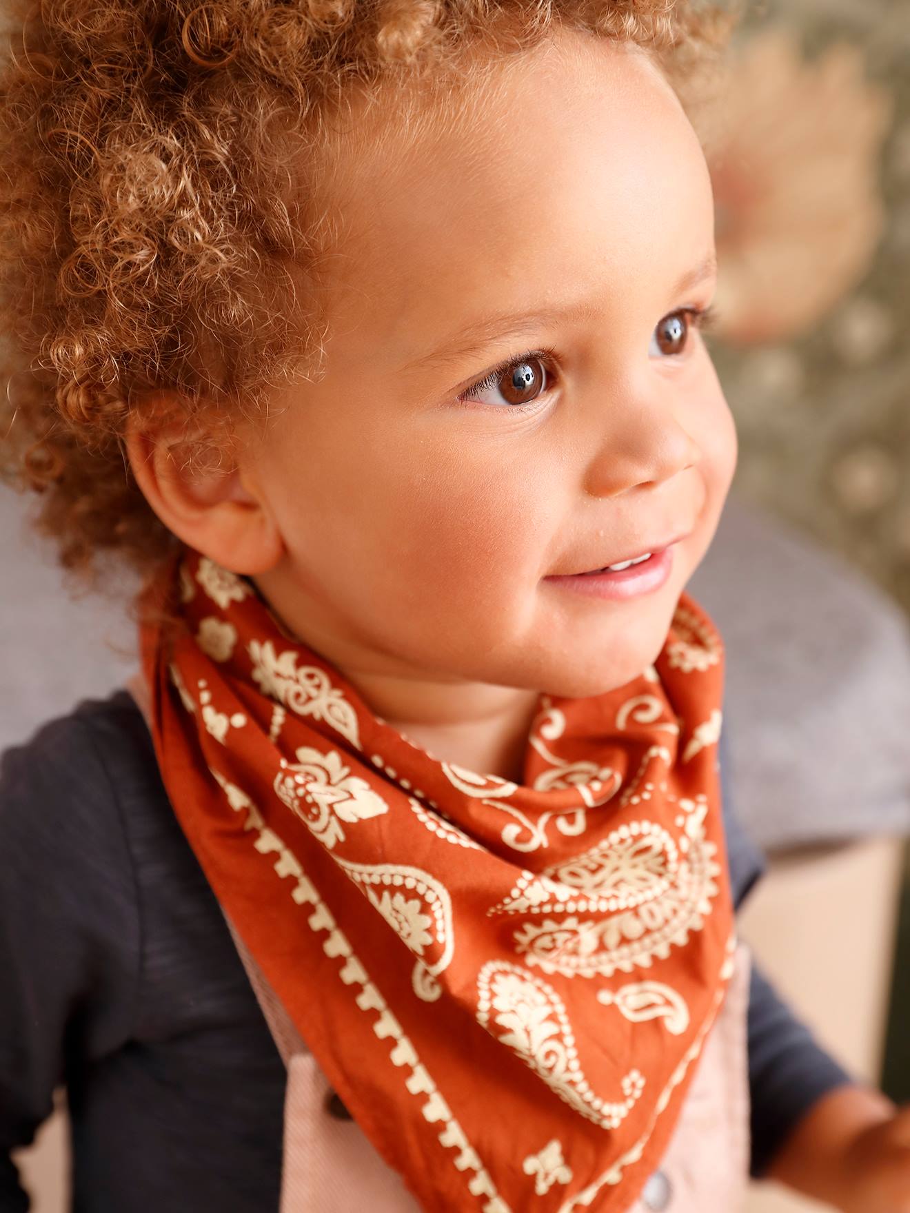 Conjunto para bebê composto por jardineira, camiseta e bandana, bege liso tamanho médio