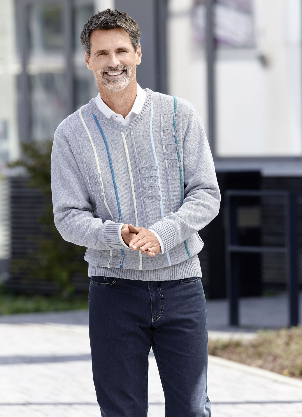 V-Pullover mit Strukturdessin