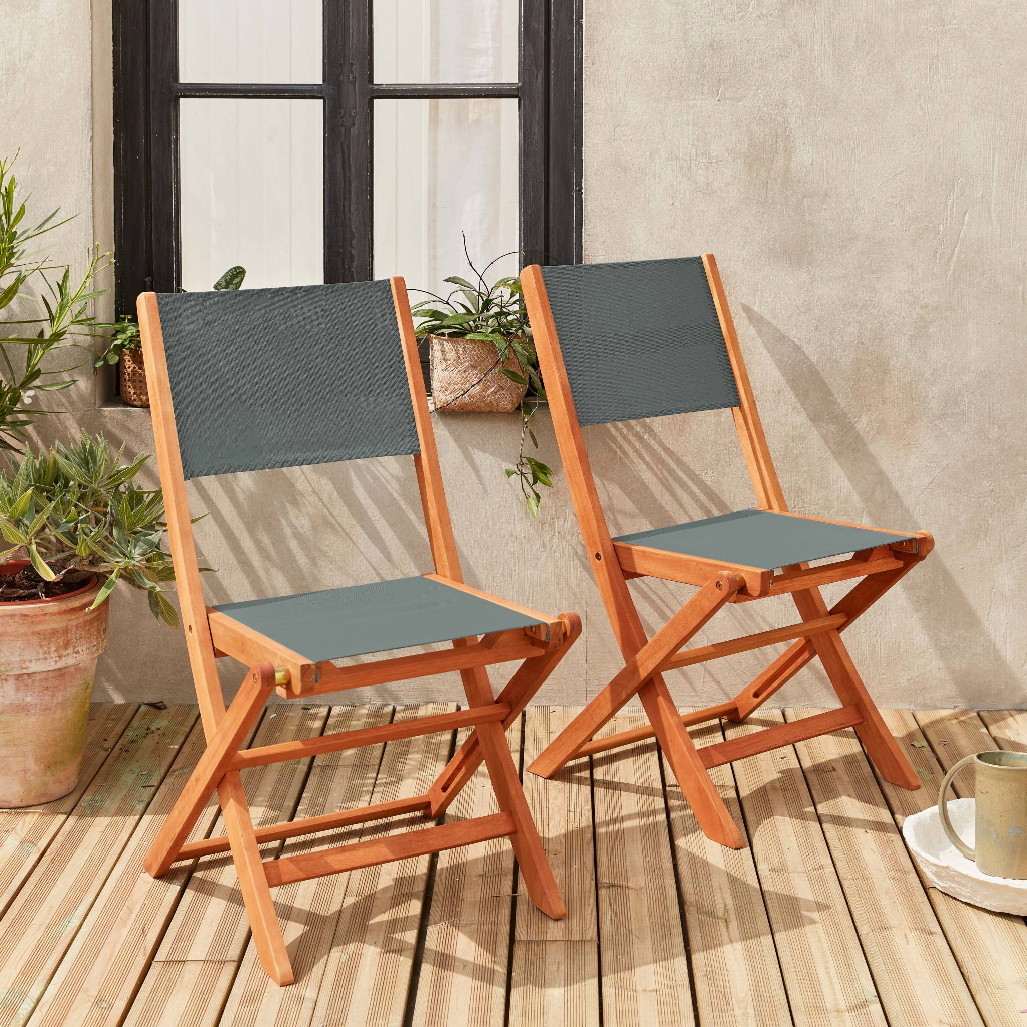 sweeek - Set van twee houten klapstoelen
