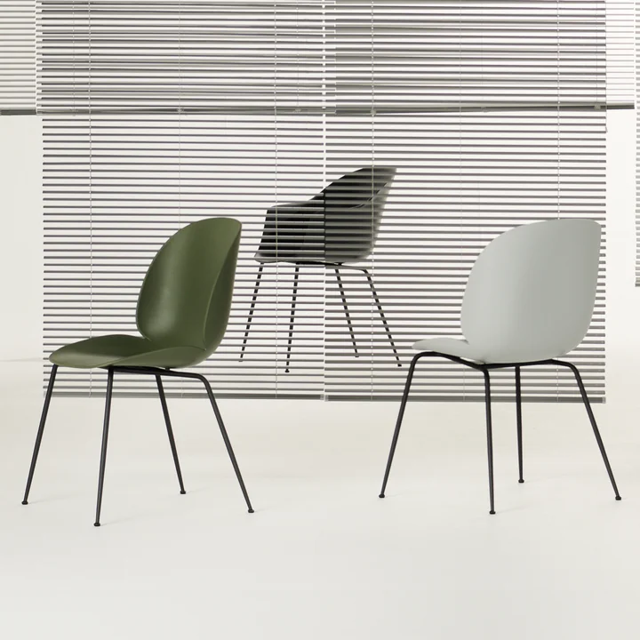 Gubi - Beetle Dining Chair, Conic Base schwarz / new beige (4er Set)