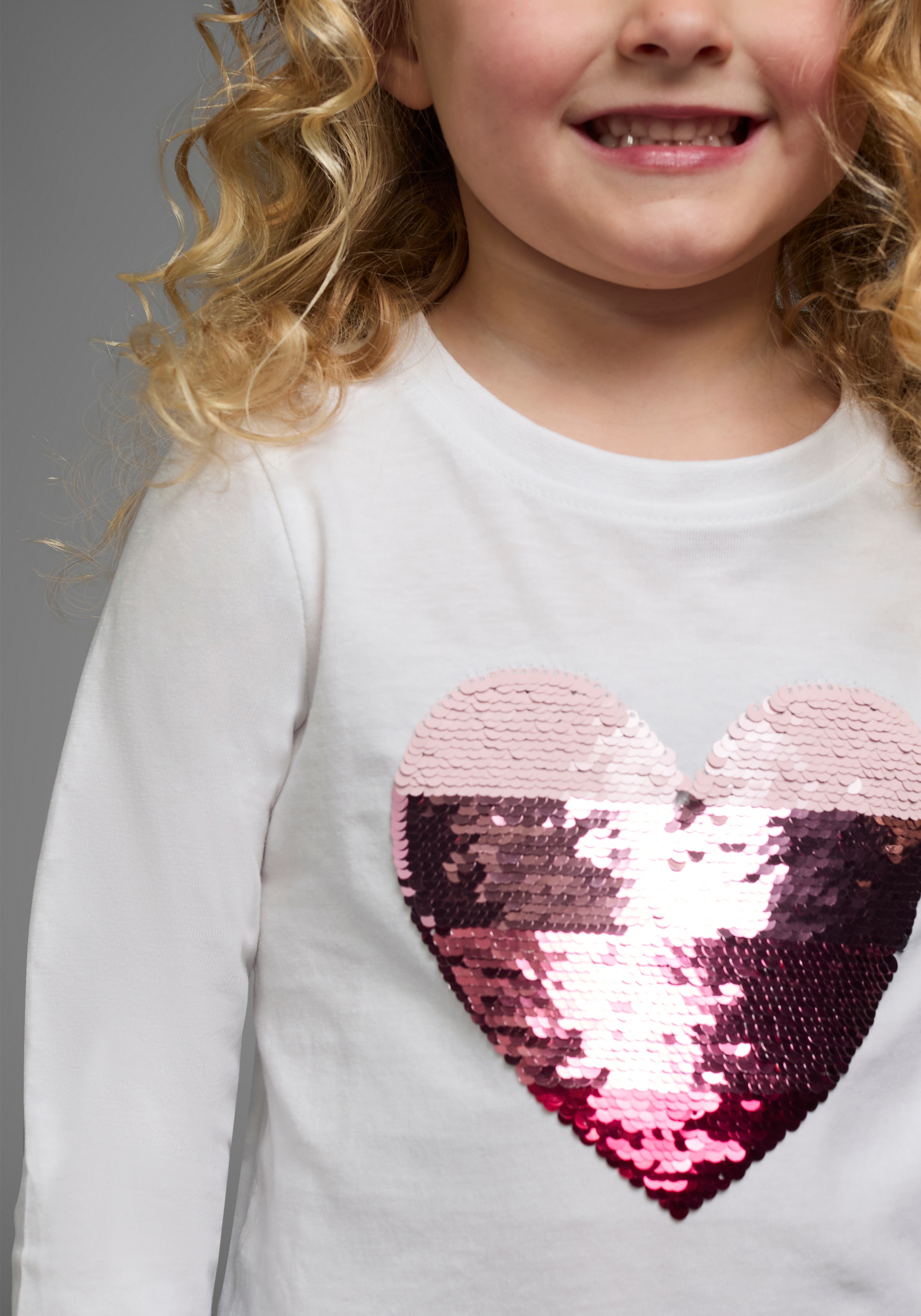KIDSWORLD Langarmshirt », mit Paillettenherz zum Wenden«, Langarm,  Basic-Passform,  mit glitzernden Pailletten