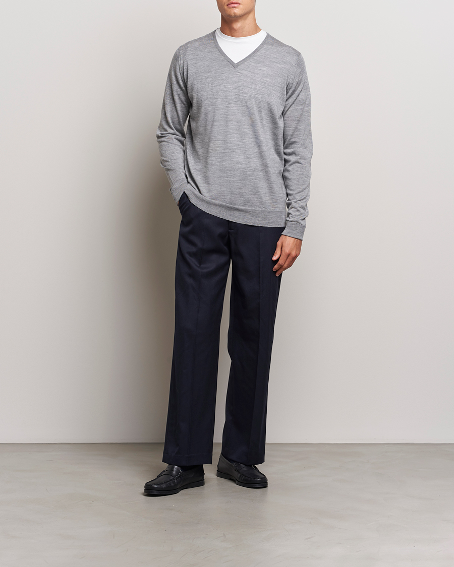John Smedley Bobby Extra Fine Merino V-Neck Pullover Silver Grey
