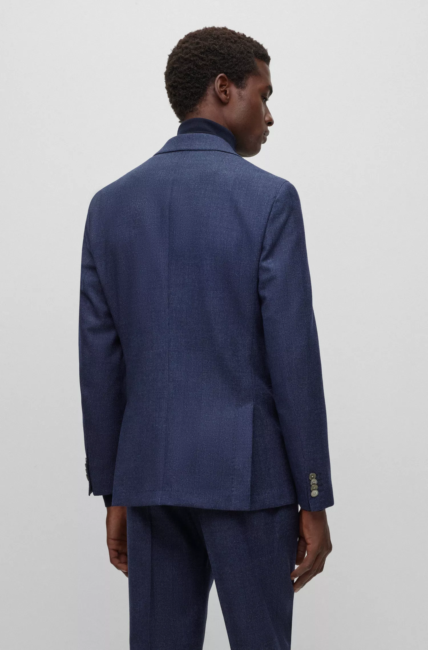 Terno BOSS preto slim fit em lã elástica xadrez.