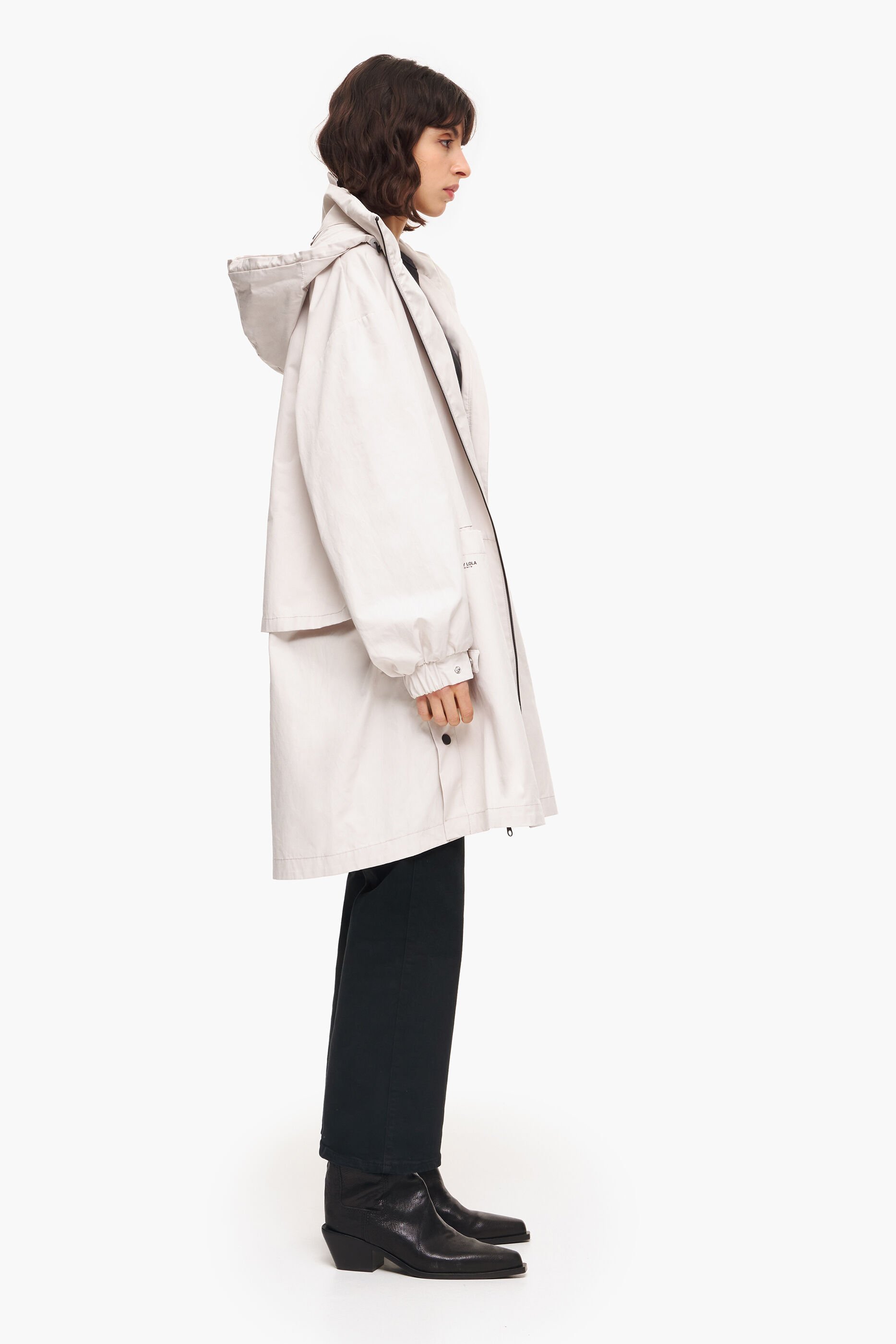 Trench coat cinza com modelagem flare