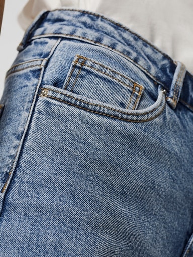 Vero Moda Straight-Jeans »VMBRENDA«, mit leicht ausgefranstem Saum, stonewashed für einen Used-Look