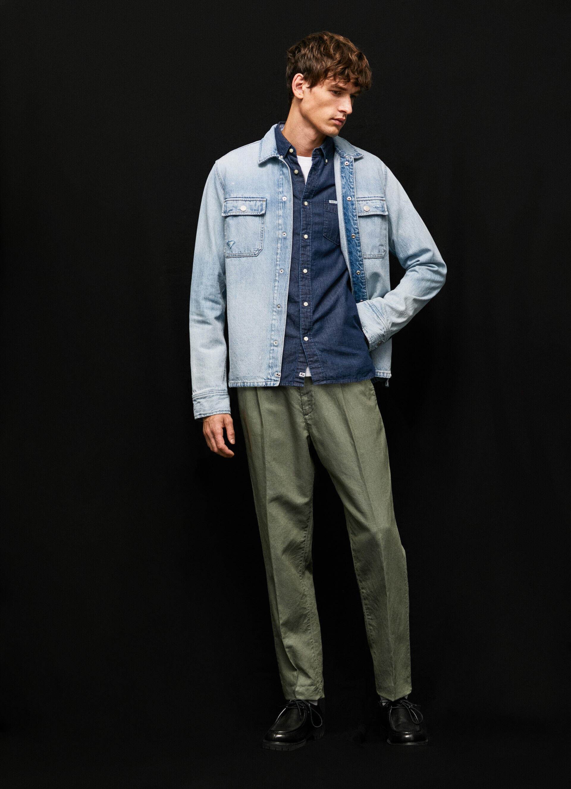Calça chinesa com corte relaxado em flecha - casting green