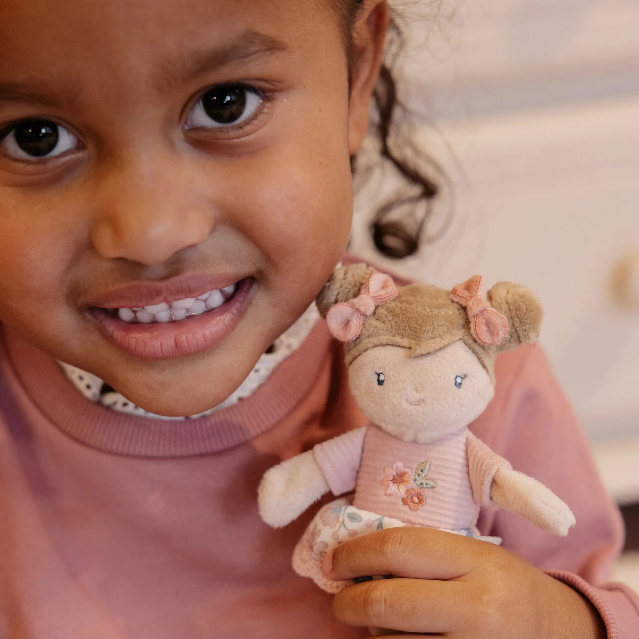 Schattig knuffelpopje Rosa met bloemenrokje – ideaal om mee te nemen