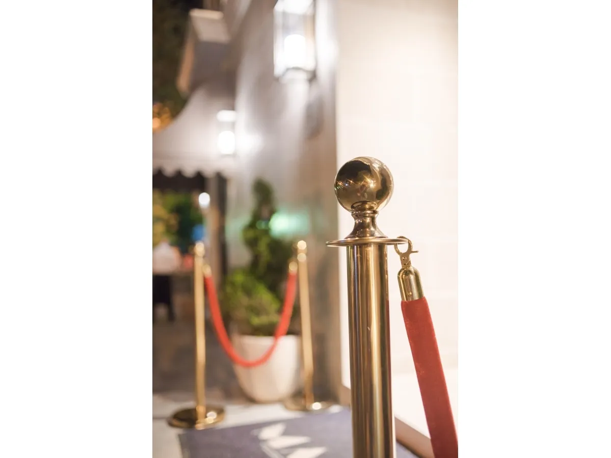 Securit® Classic Gold afspærringsstolpe på fod rustfrit stål