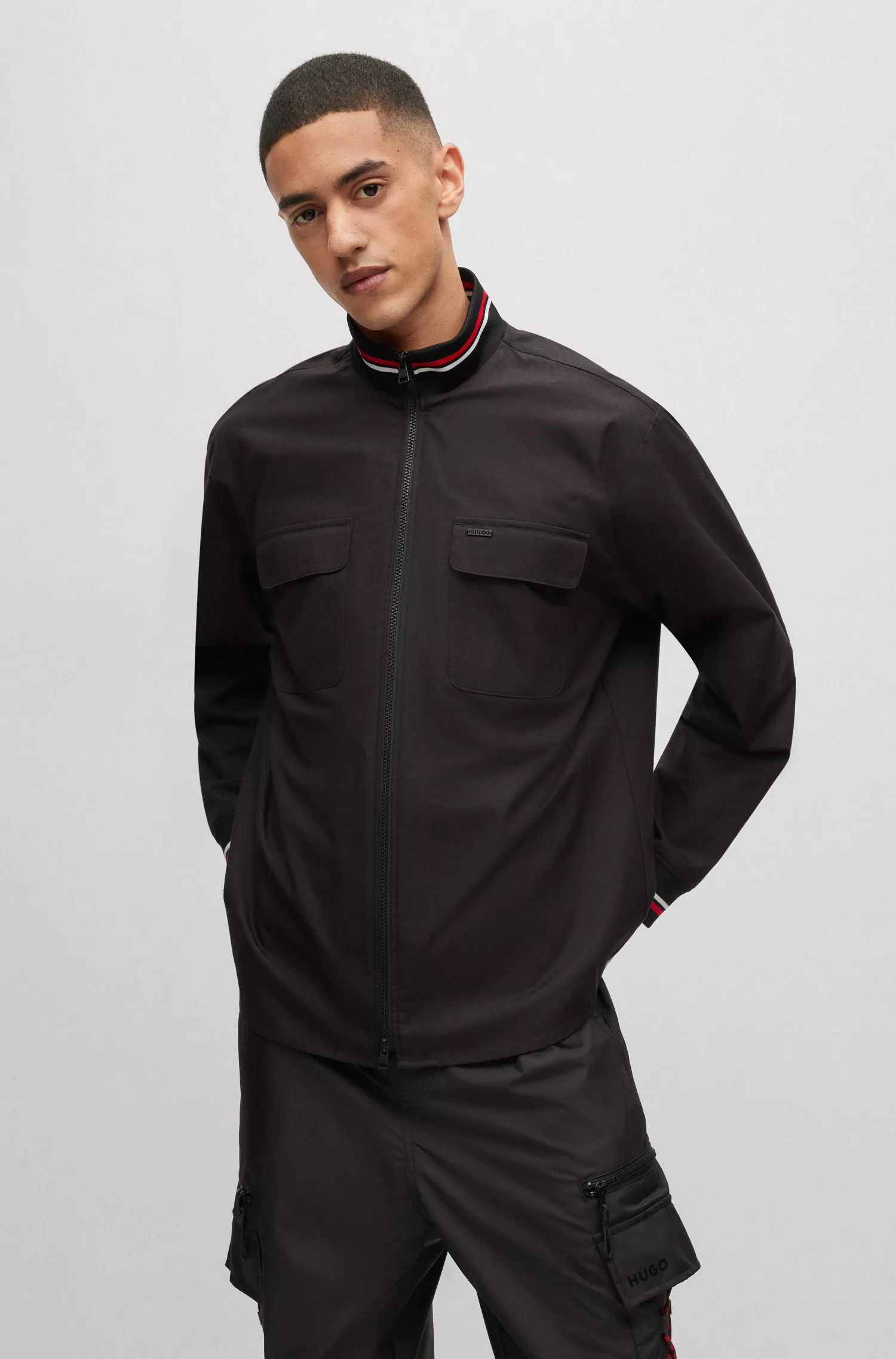 Sobretudo HUGO vermelho, de modelagem oversized e com zíper, em popeline de algodão com toque de papel.