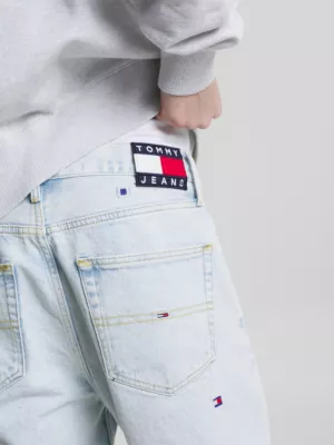 Calça jeans reciclada bordada, corte reto, modelo pai.