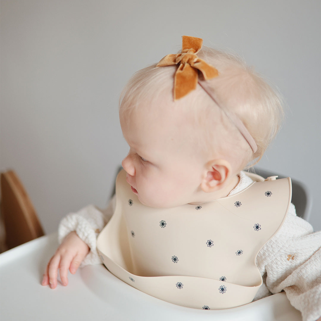 Mushie siliconen slabbetje black daisy