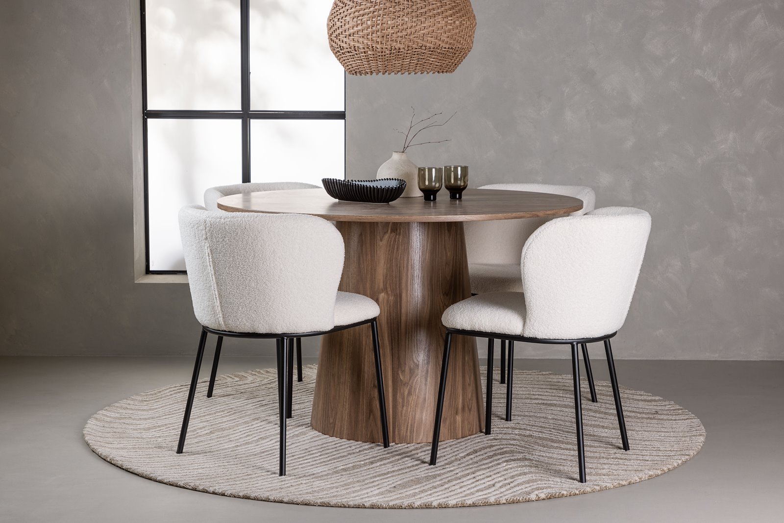 Lanzo og Edina Spisegruppe Lanzo rundt spisebord ø120cm i natur med 4 stk. Edina spisetoler i White bouclé og sorte ben.