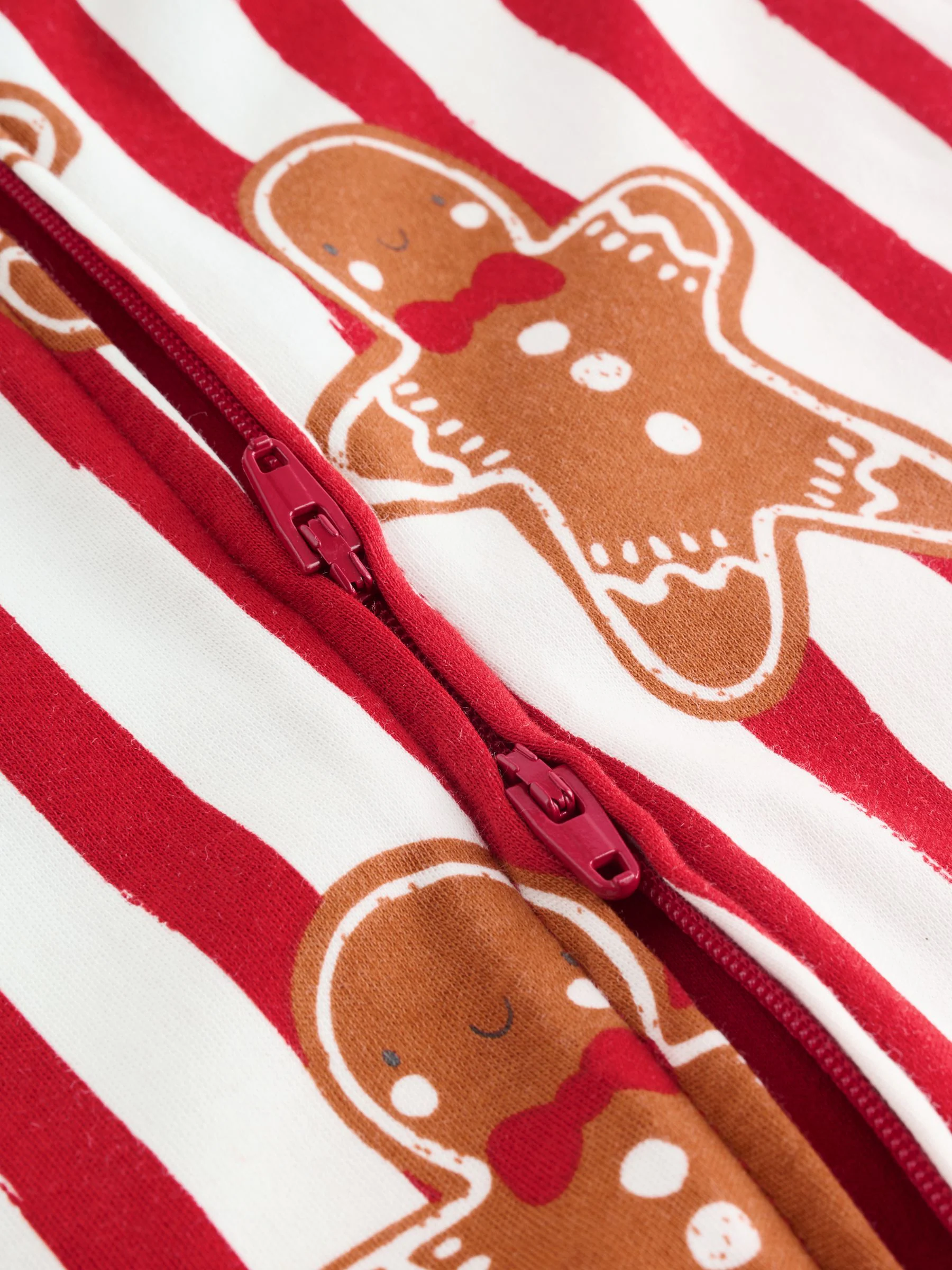 Rood met peperkoekprint - Matching Family - Kerstbabypyjama (0mnd -3jr)