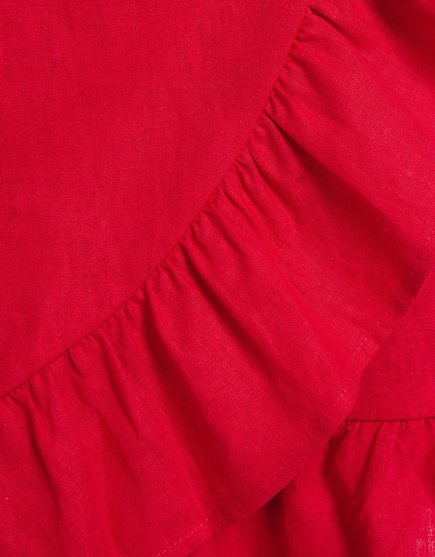 Vestido curto de linho com mangas curtas e babados.