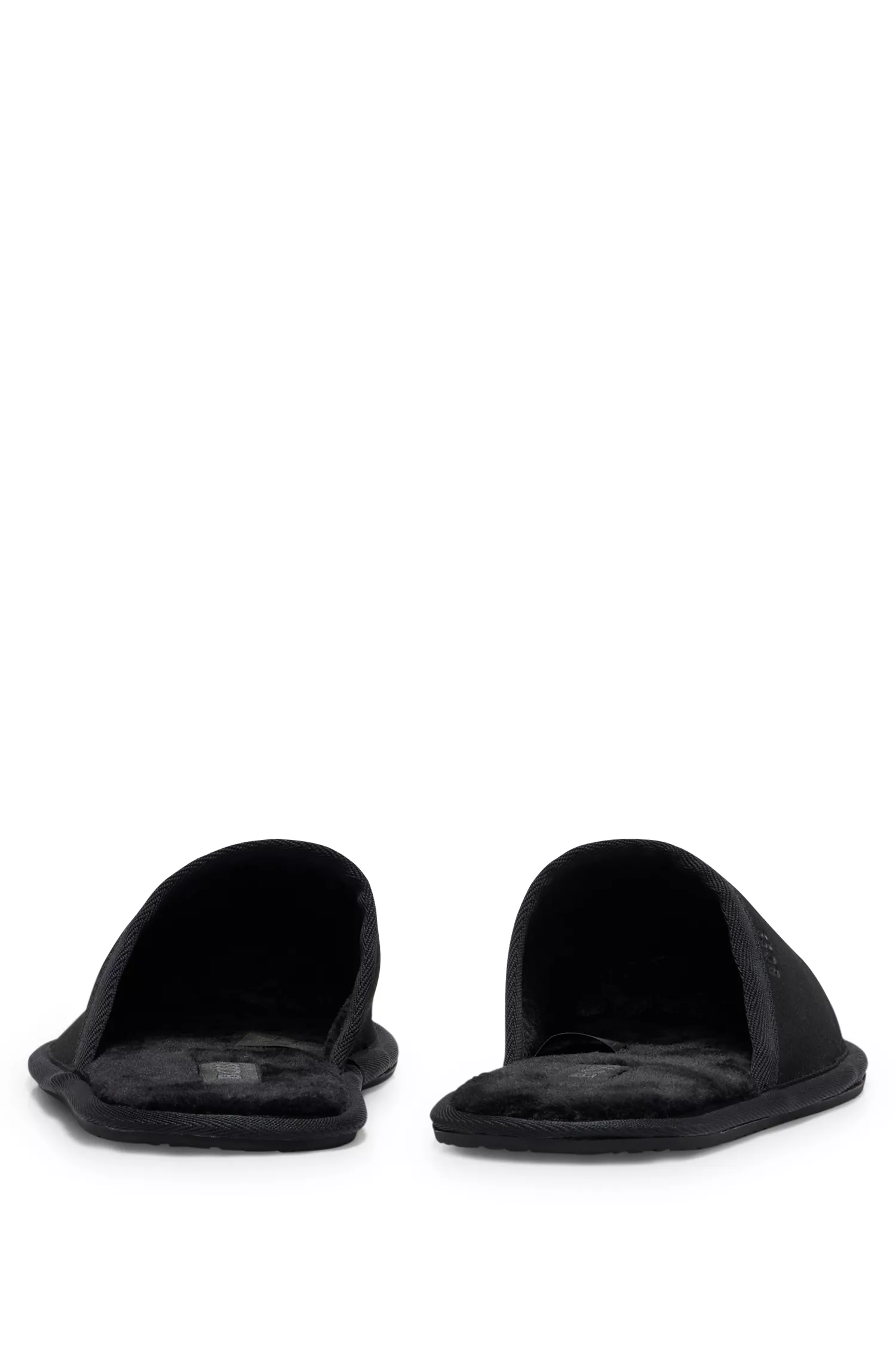 Chinelo BOSS preto em camurça sintética com sola de borracha.
