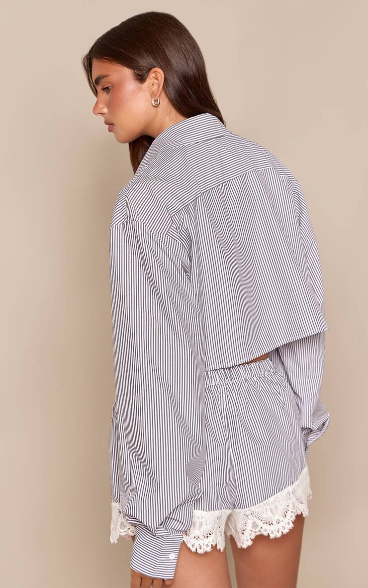 Bleu Marine Short Coordonné À Fines Rayures Avec Détail D'appliqué En Dentelle