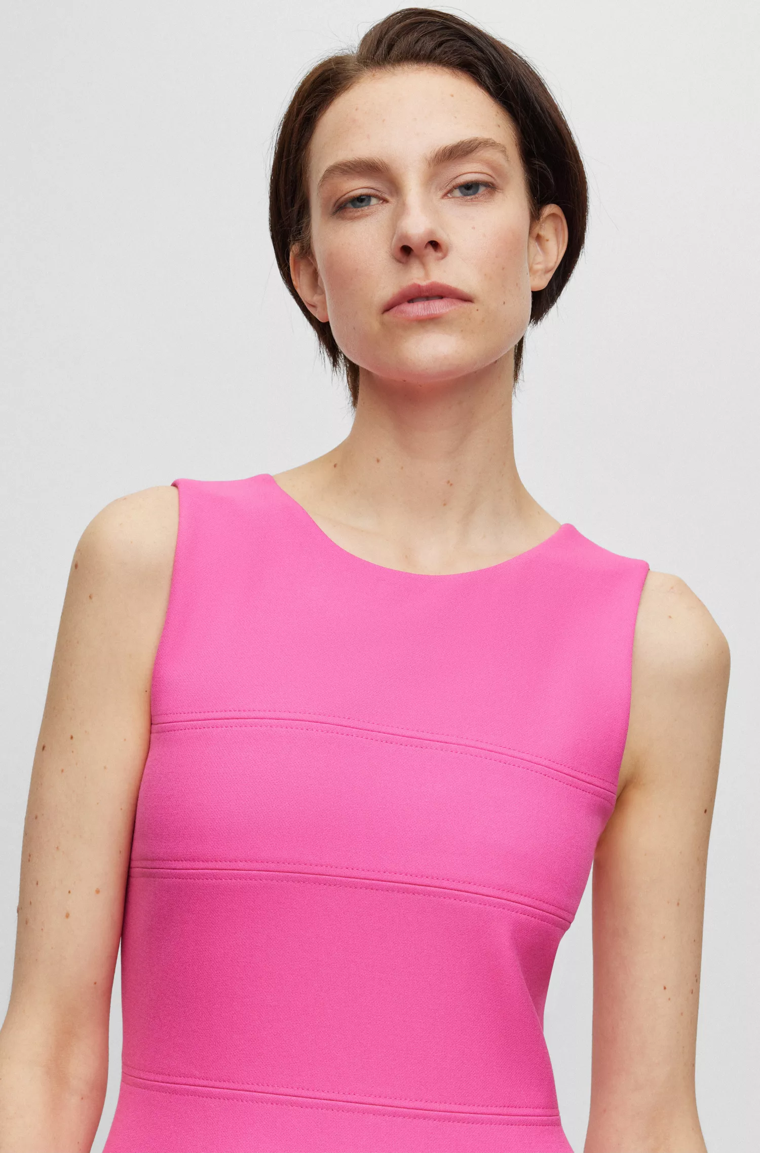 Vestido preto justo BOSS com detalhe vazado