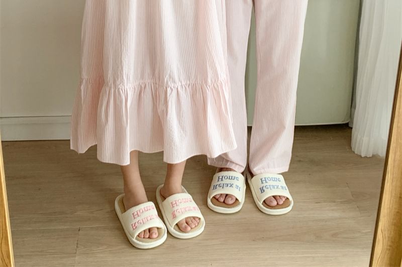 Tanee - Koppel bijpassende pyjamajurk met lange mouwen, V-hals, strepen en ruches / pyjamashirt met kraag / broek met rechte pijpen / set (verschillende ontwerpen)