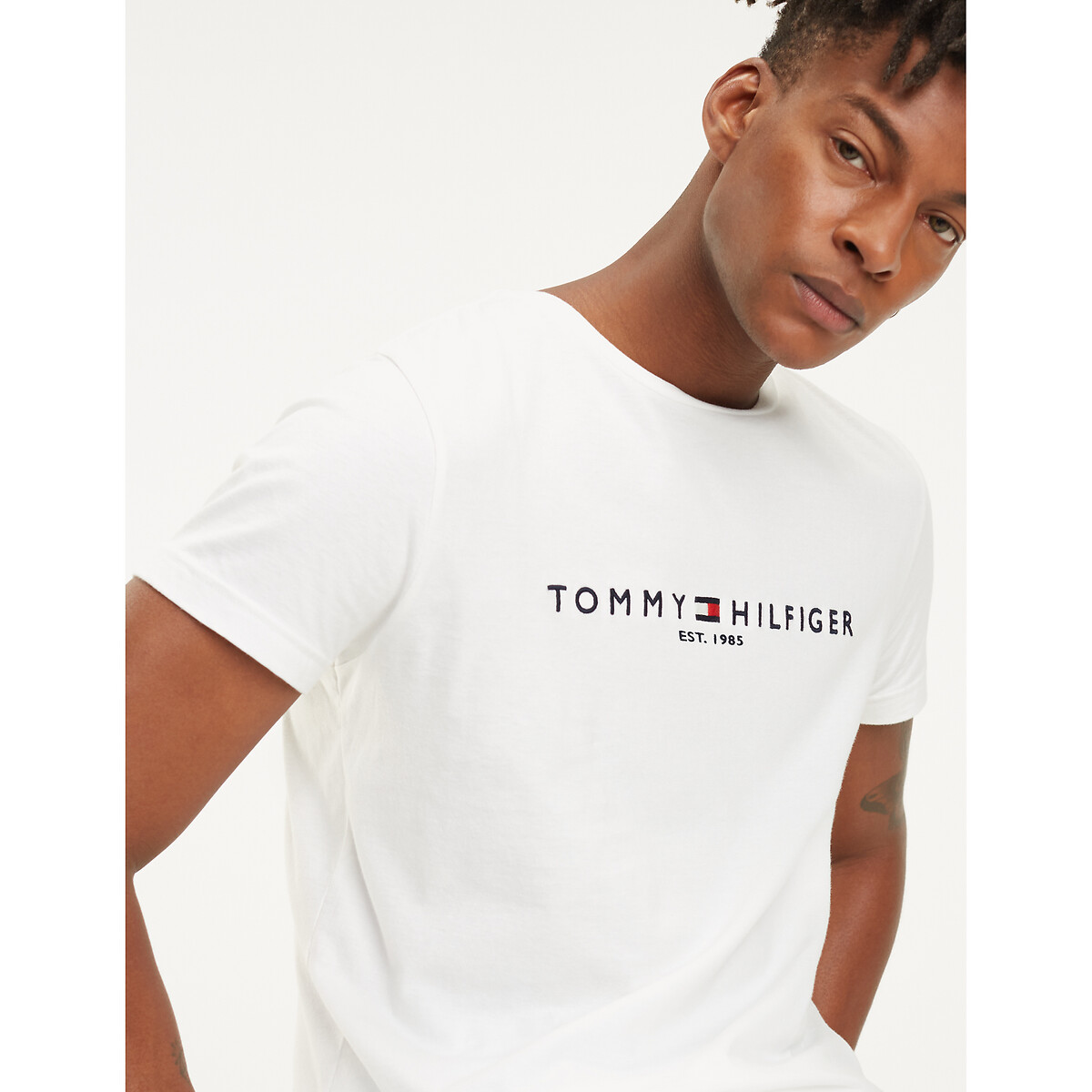 Camiseta Tommy Hilfiger com a bandeira