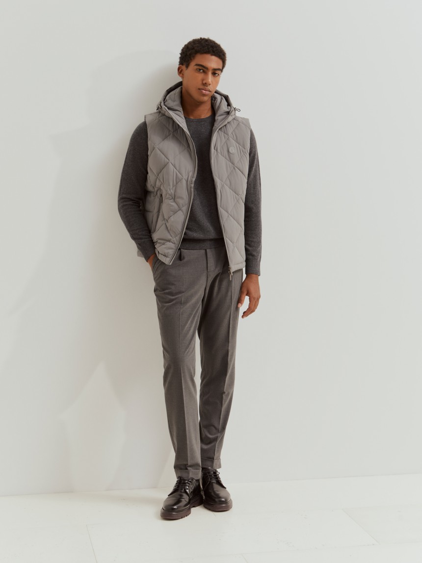 Colete acolchoado com capuz