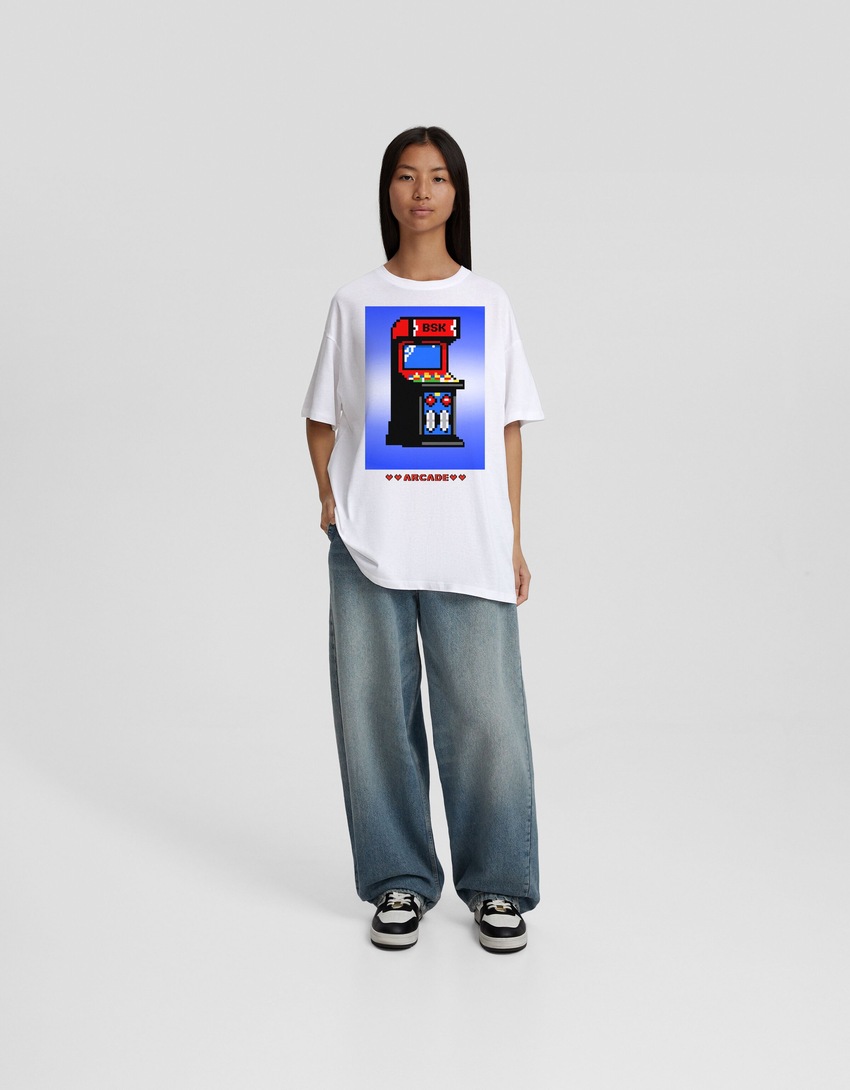 Camiseta de manga curta com modelagem quadrada e estampa da tendência atual.
