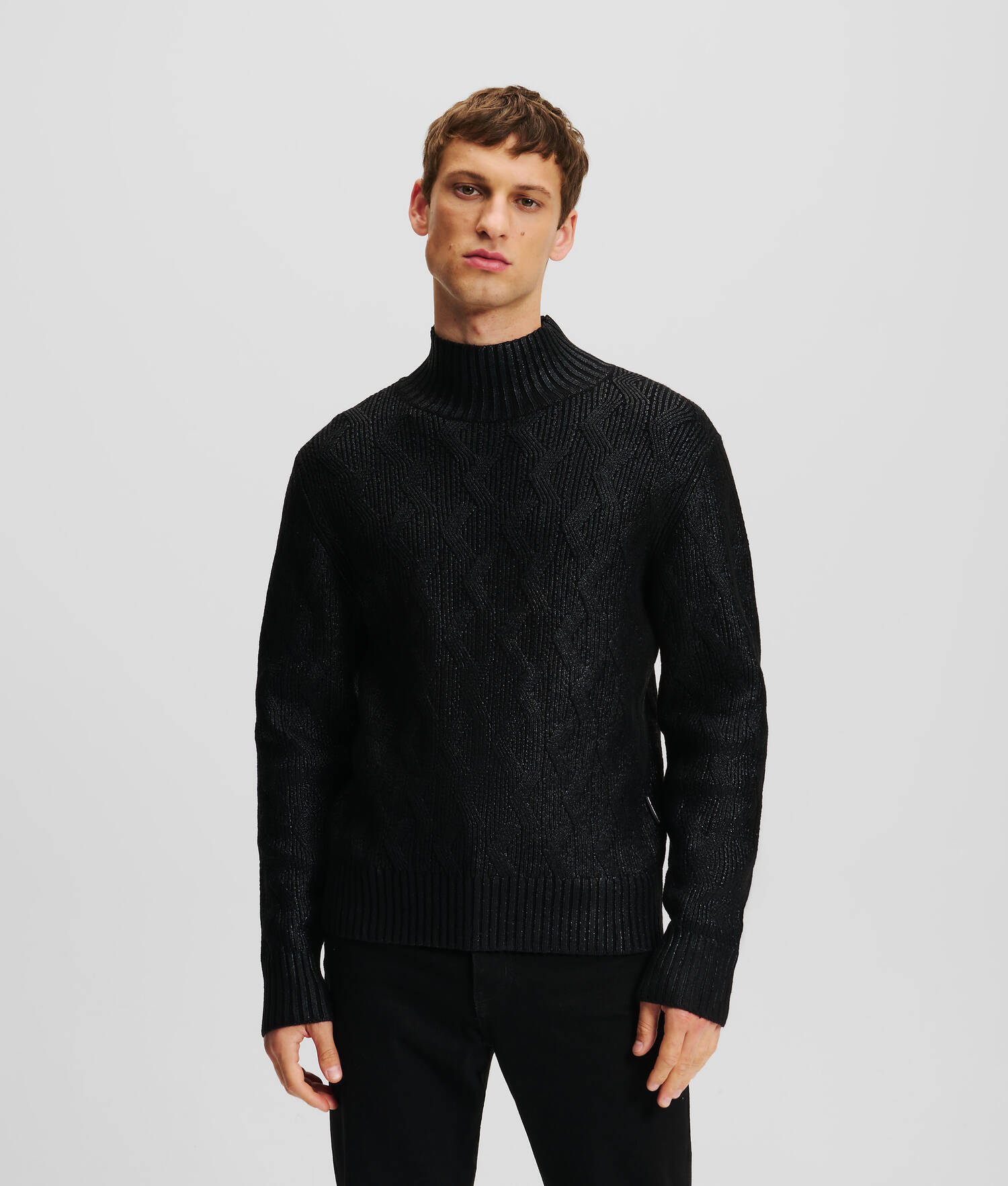 PULL À COL ROULÉ EN TRICOT ÉPAIS