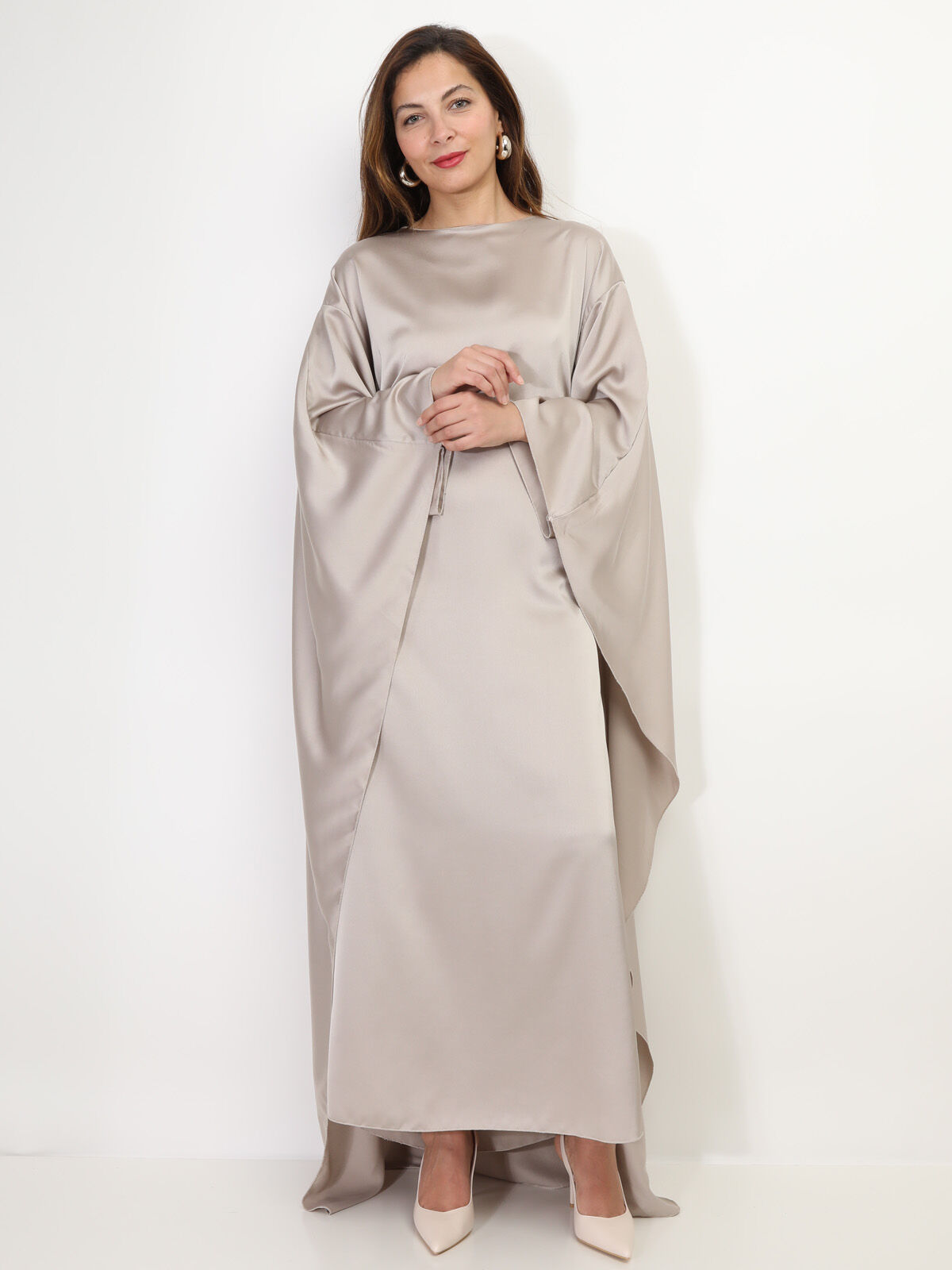 Robe cape satinée et ceinturée- Beige