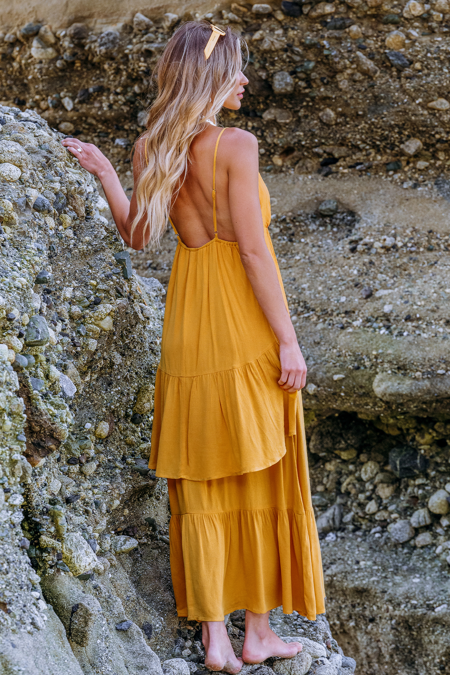 Robe maxi sans manches à col en V et ourlet à volants jaune