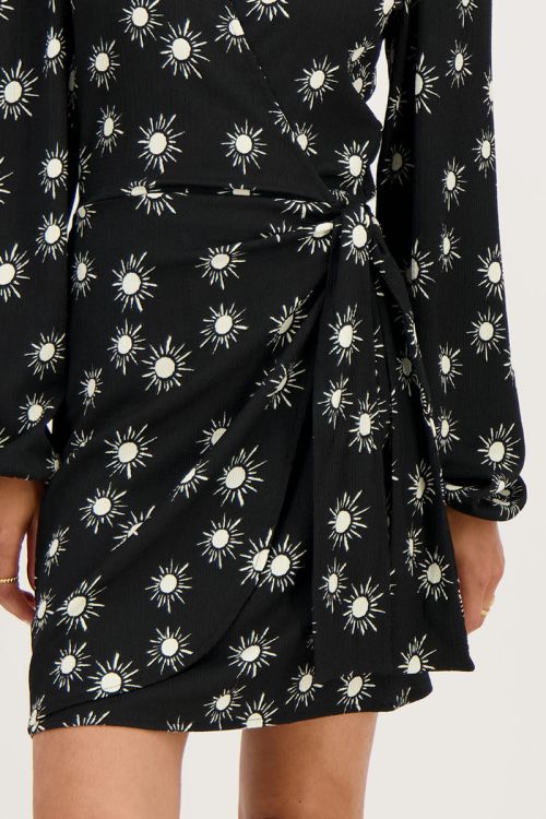Zwarte crinkle wikkeljurk met zonnetjes print