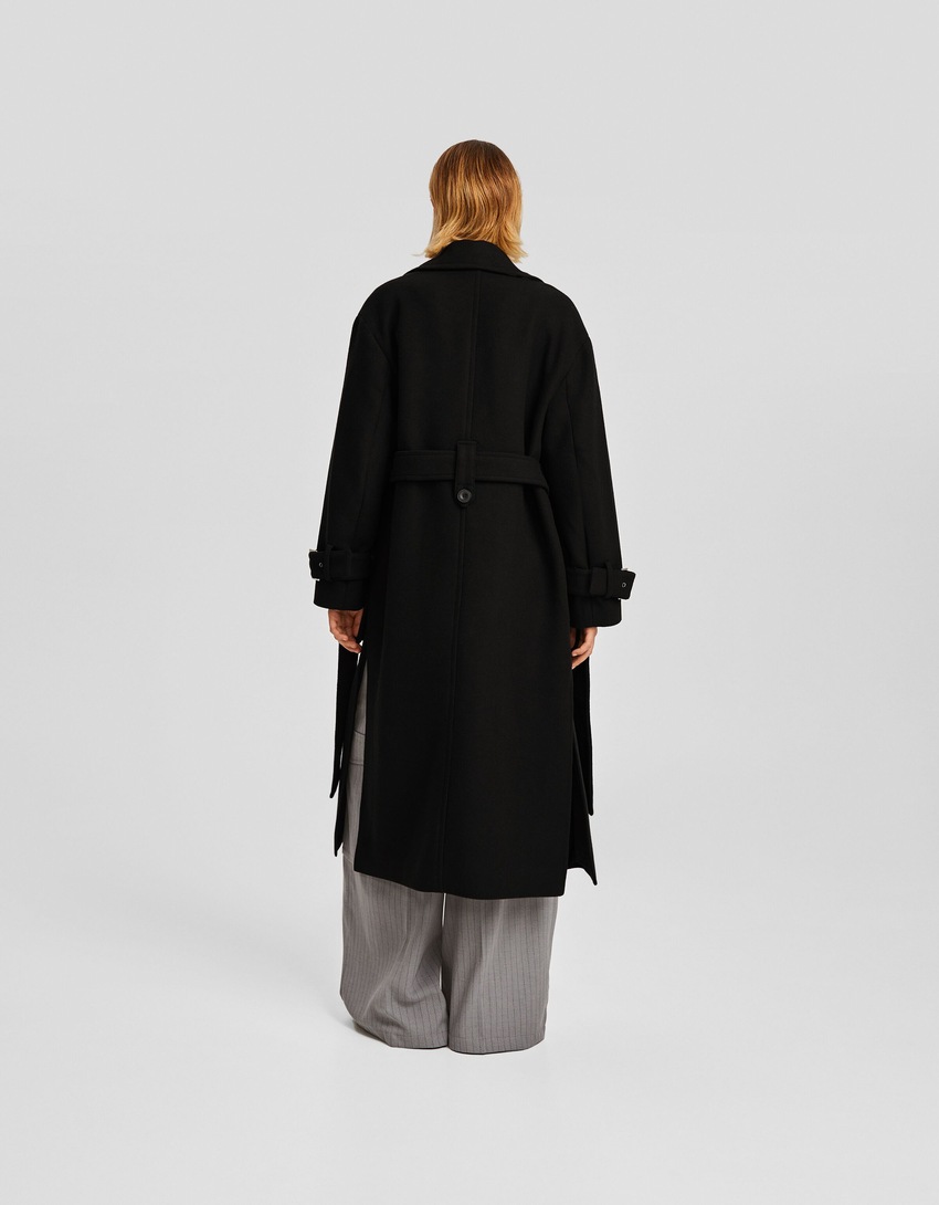 Casaco com textura de feltro e bolsos.