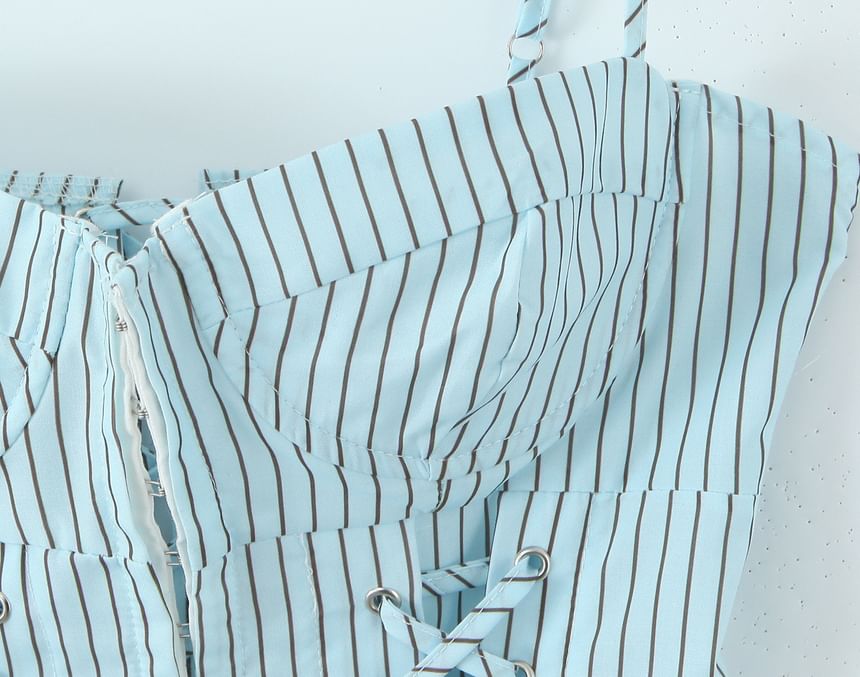 Avauntgardo - Gestreepte crop top met haak-en-oog vetersluiting