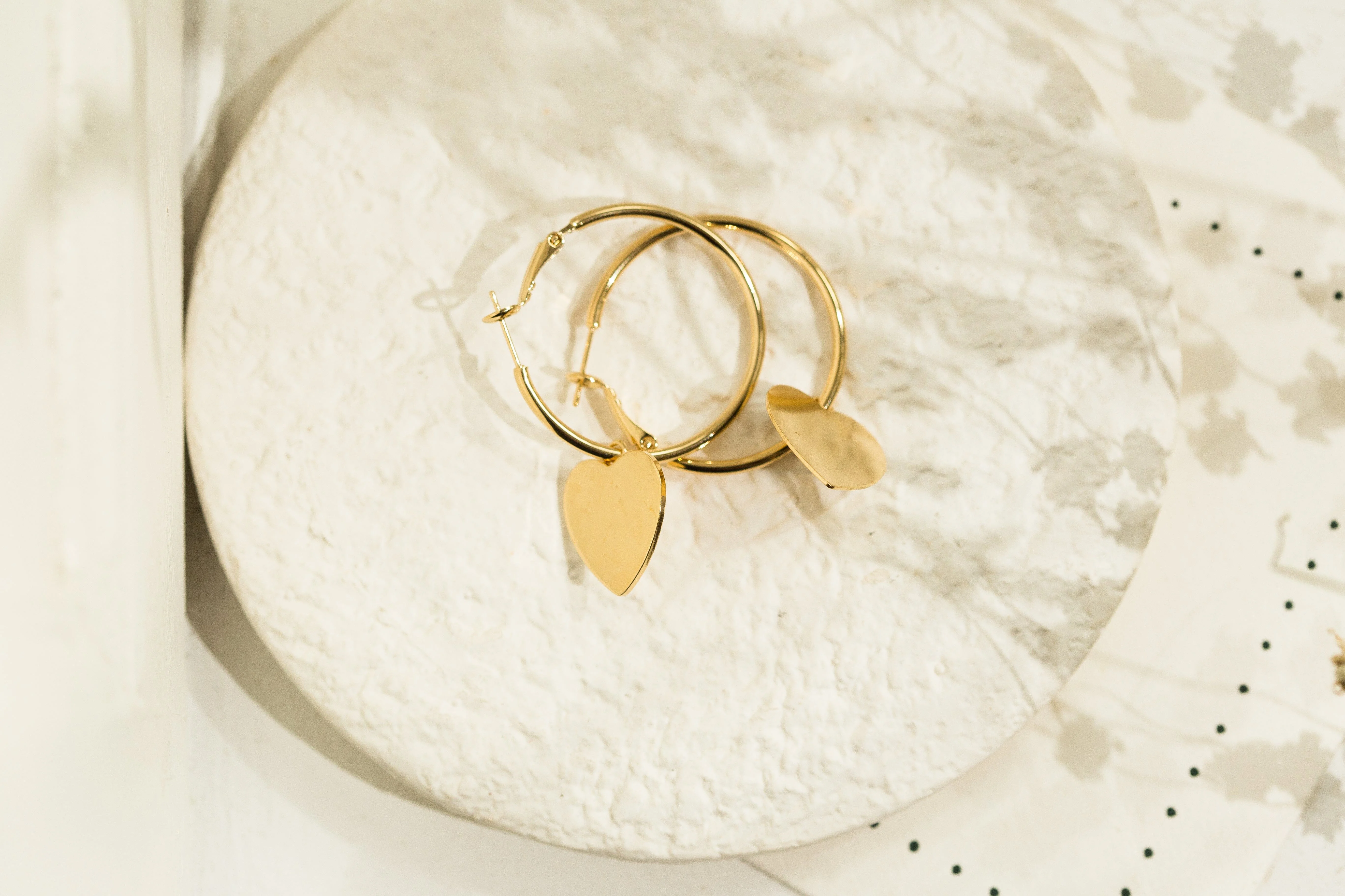 APHRODITE - Petites boucles d'oreilles créoles coeurs doré à l'or fin | Argent