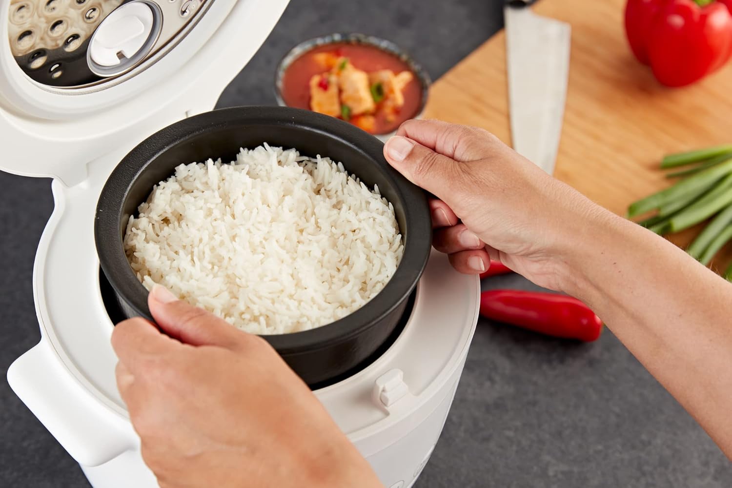 Yum Asia Tsuki Mini-Reiskocher mit Shinsei-Keramikschüssel (2,5 Tassen, 0,45 Liter), 5 Reiskochfunktionen, 2 Multicooker-Funktionen, verstecktes LED-Display, 220–240V (Pebble White)