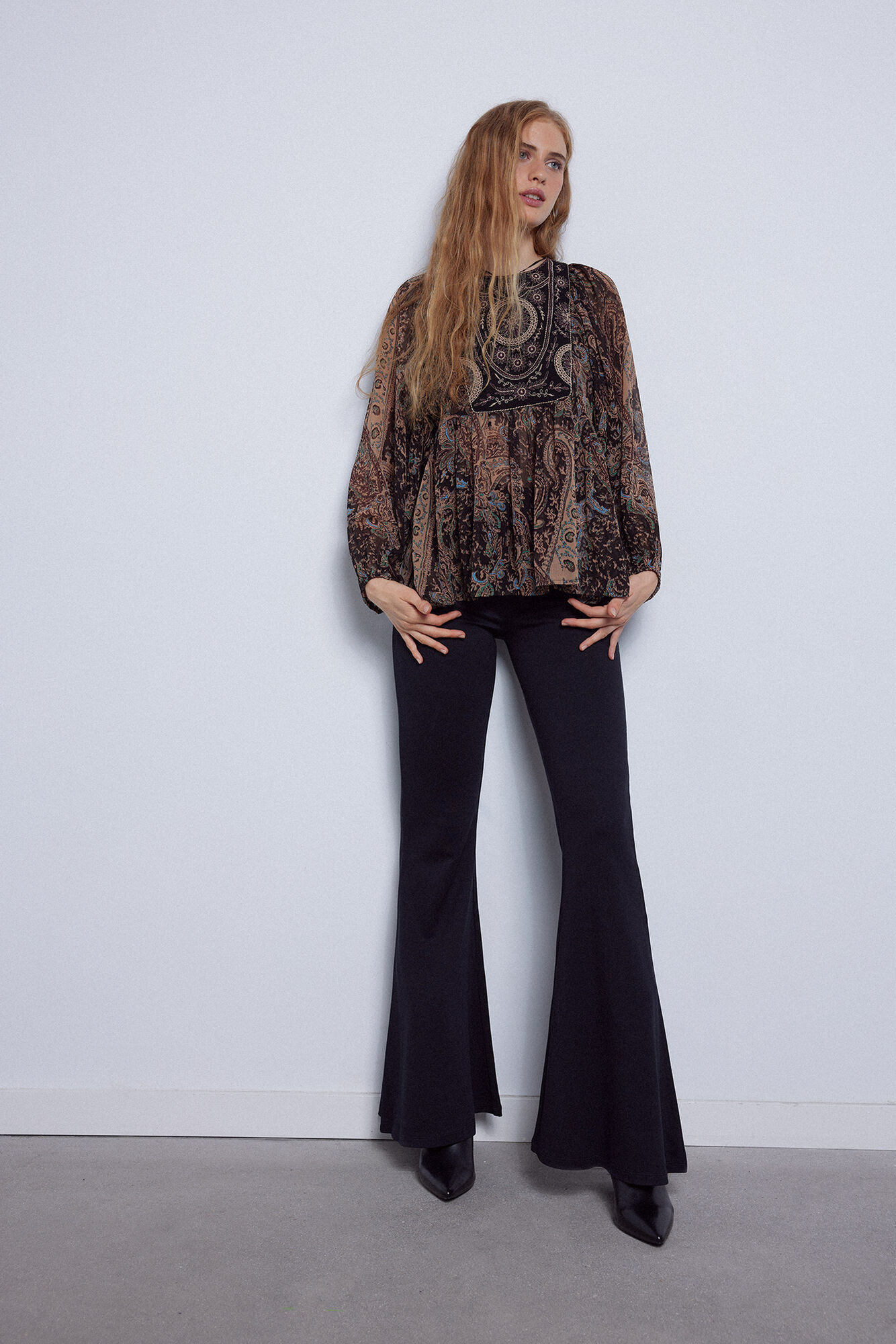 Blusa bordada e estampada