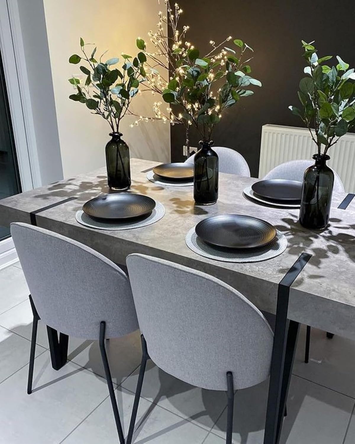 Beliani Robuster Esstisch mit industriellem Design in Betonoptik/Schwarz 150x90 cm Adena