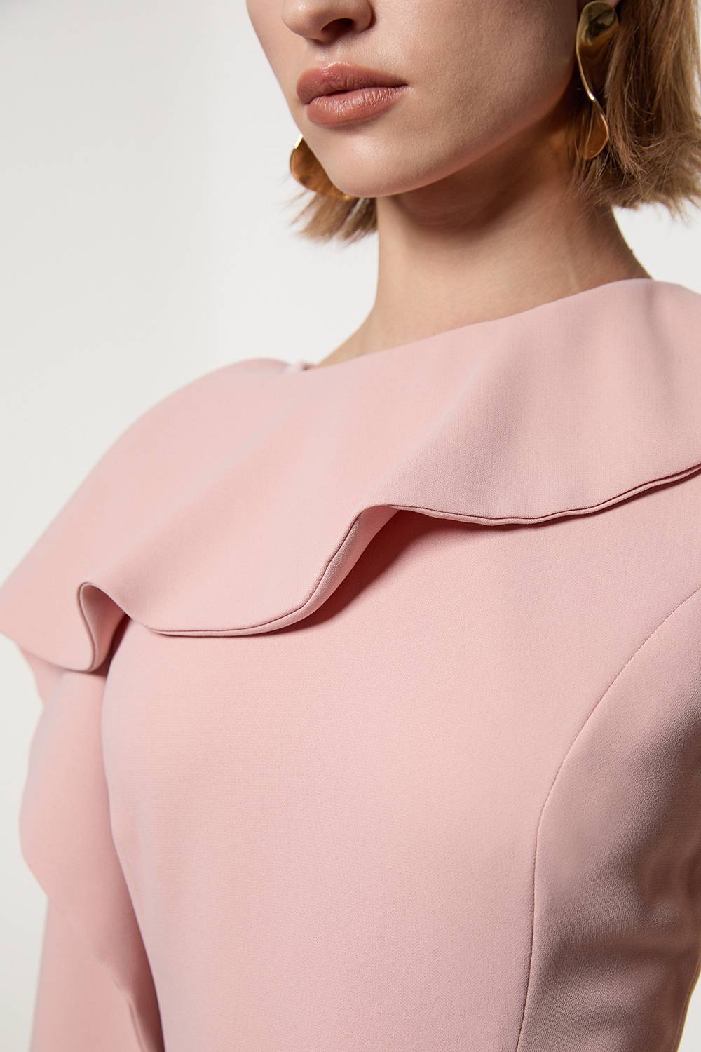 KarenMillen Petite robe maxi à jupe complète, coupe soft tailleur, avec détail de cape en blocs de couleurs
