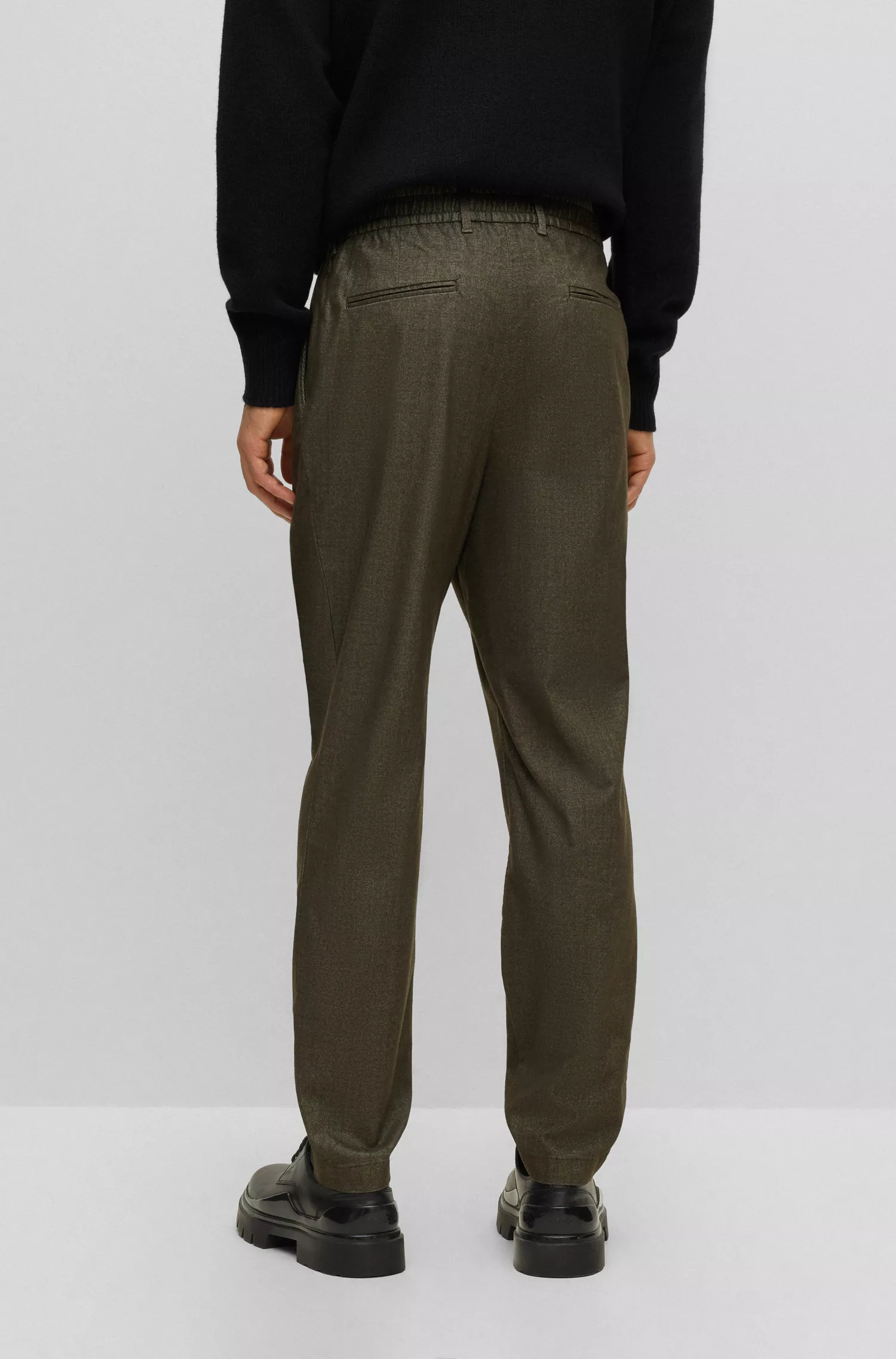 Calça BOSS preta, modelagem relaxada, em tecido elástico com cordão na cintura.