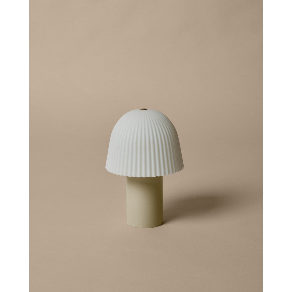 Køb Ferm Living Cashmere/White Flæse Bærbar Lampe