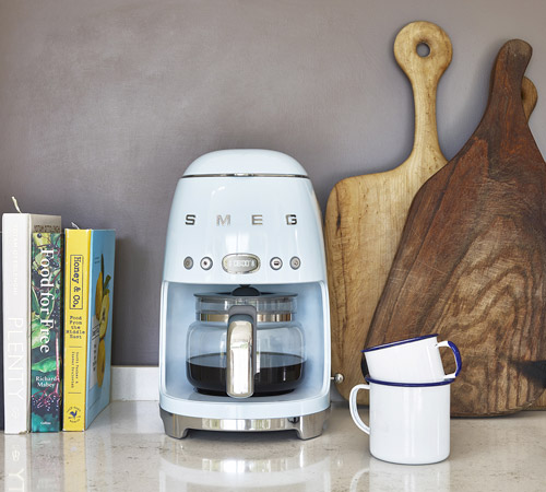 Cafetière SMEG filtre programmable - noire DCF02BLEU + offre cadeaux