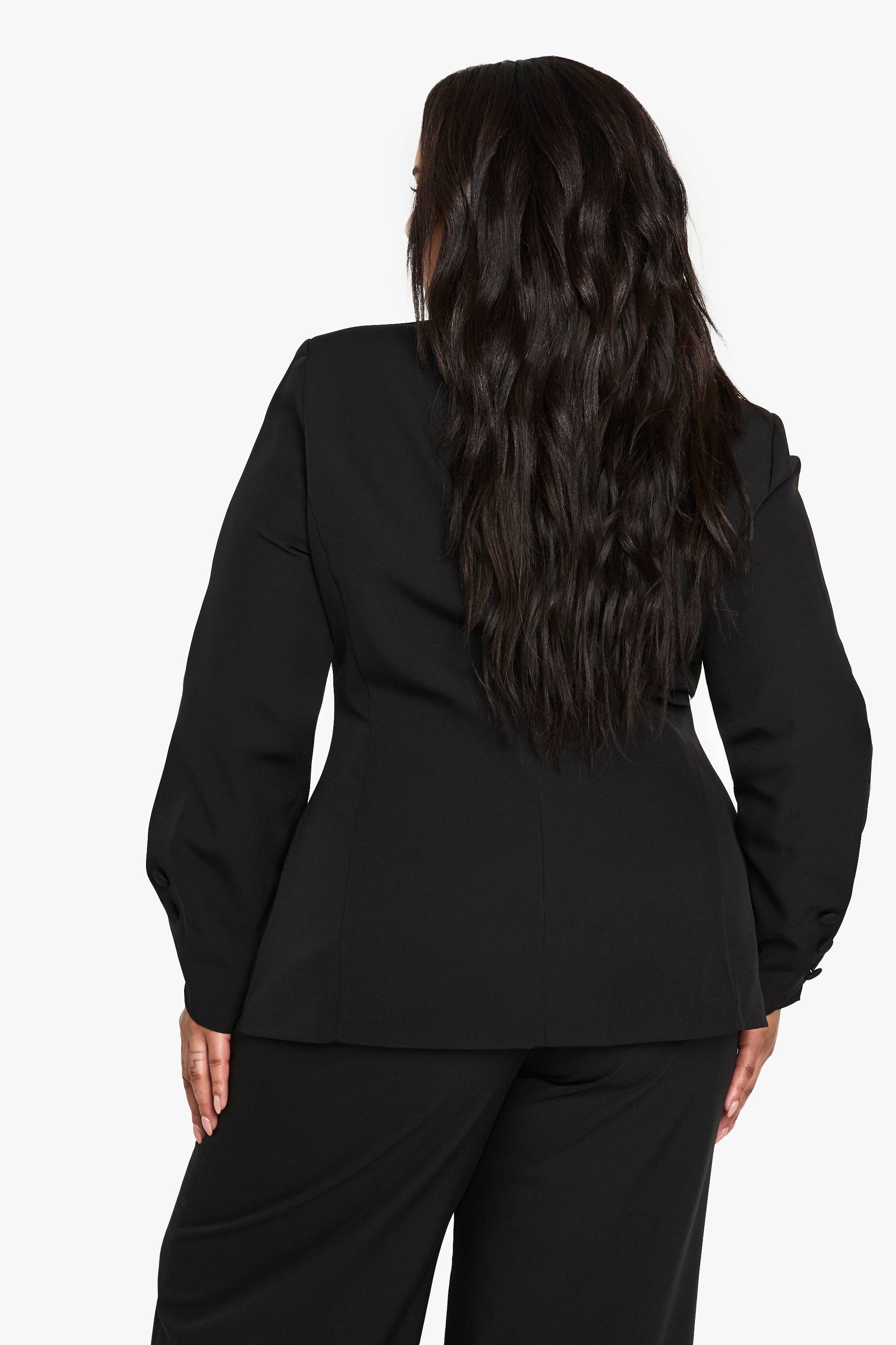 boohoo Blazer grande taille tissé, coupé sur mesure, avec détail de bouton en tissu assorti