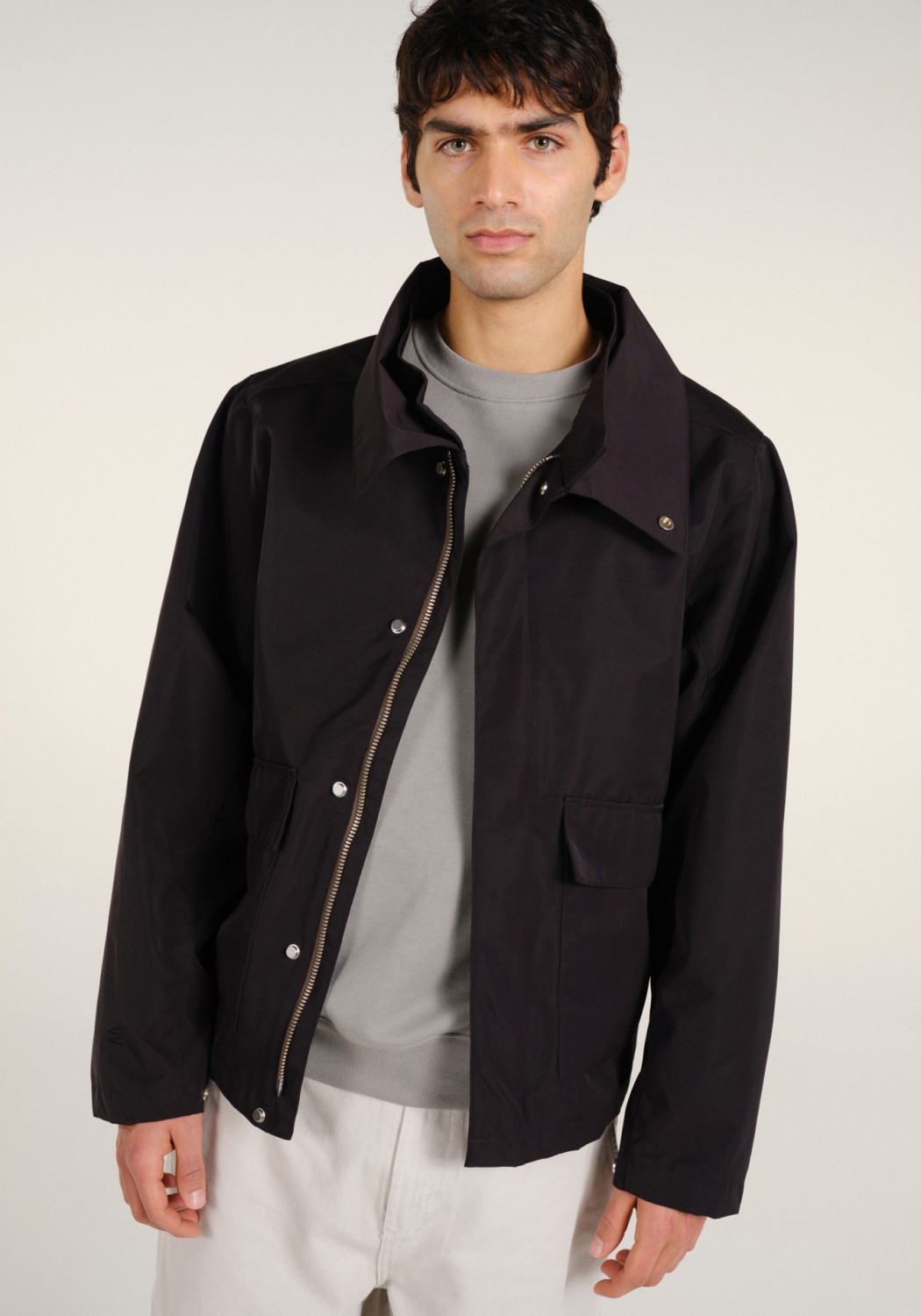 Embassy of Bricks and Logs Short-Parka Swara Black