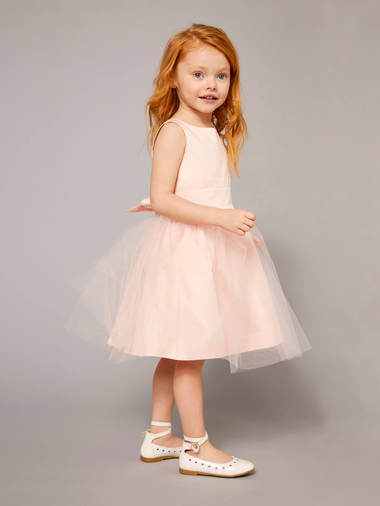 Vestido formal de cetim e musselina bege para menina, com maquiagem.