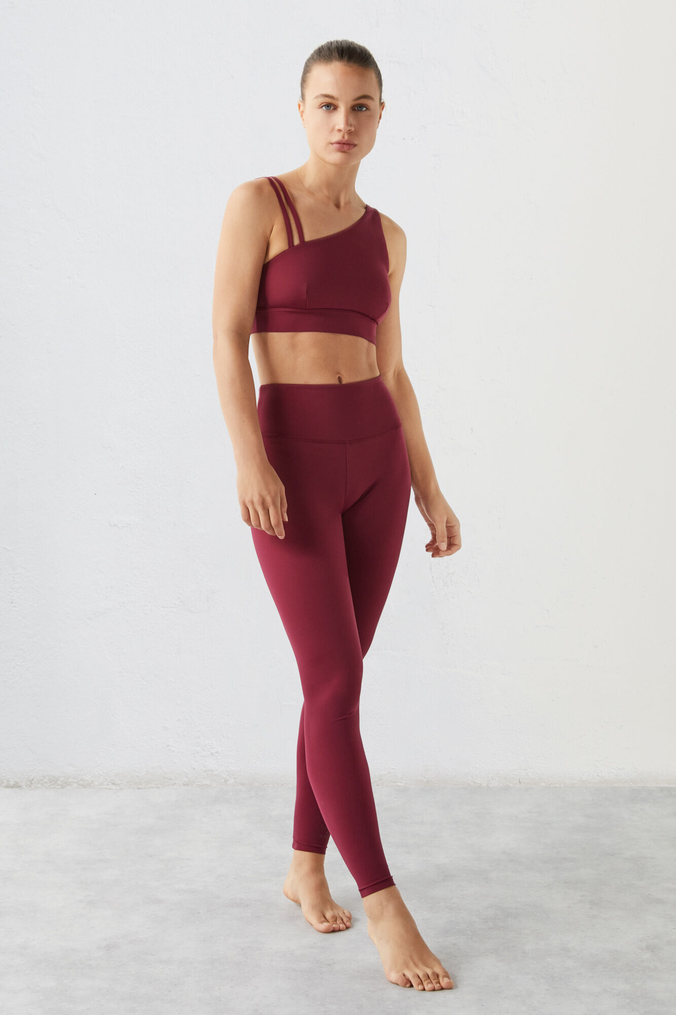 Top esportivo assimétrico Collagen Feel na cor bordô - vermelho