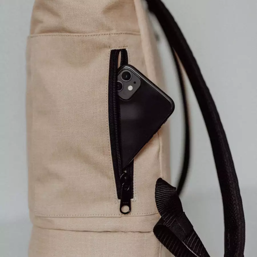Anna und Oskar Fairer Wickelrucksack Kalle aus recyceltem Material Sand