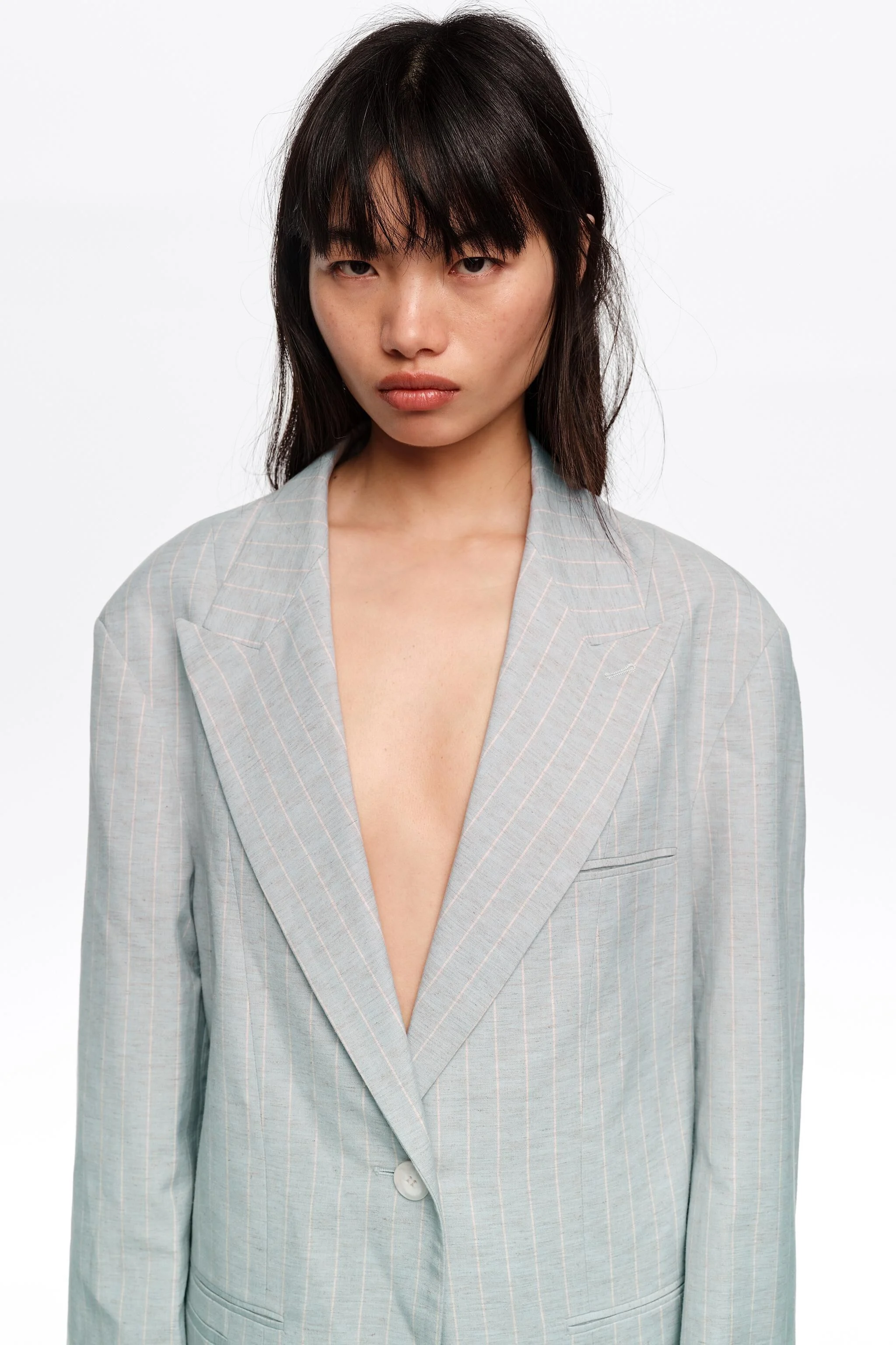Blazer oversized cinza claro com listras.