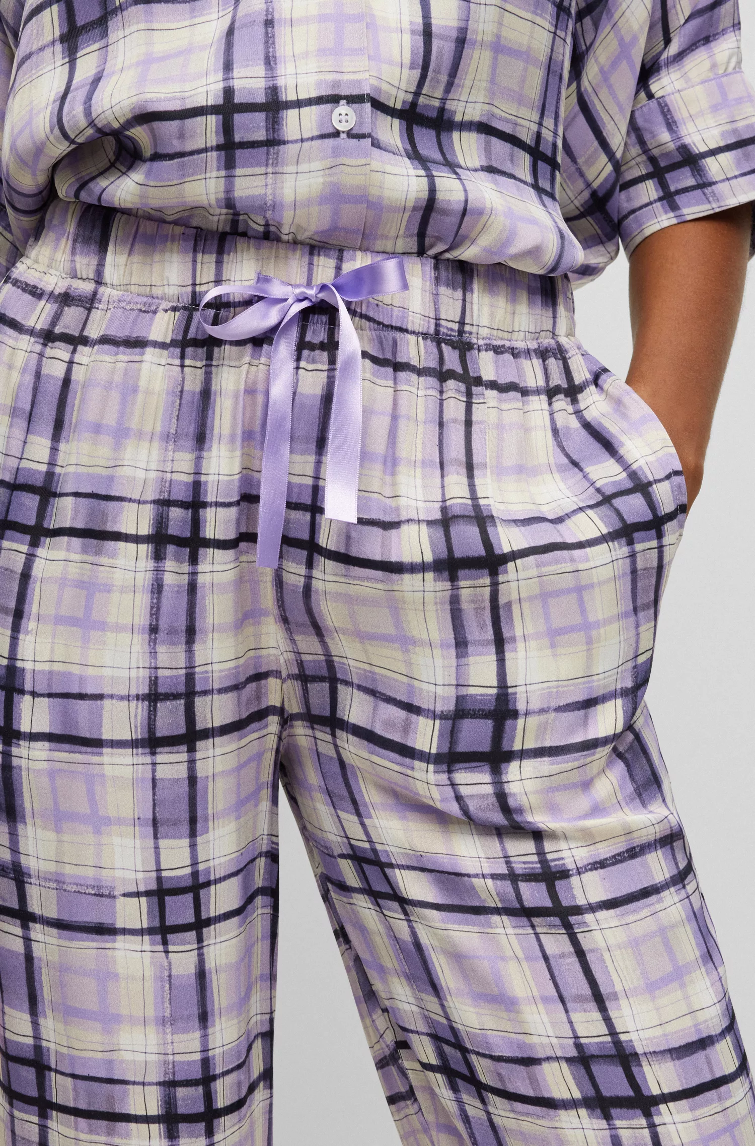 Calça de pijama HUGO em cetim vermelho com estampa xadrez por toda a peça.