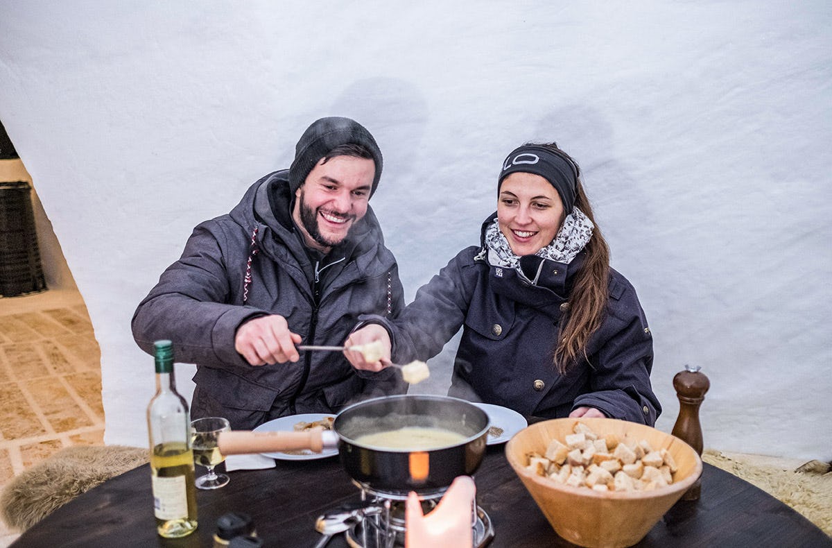 Fondue essen im Iglu Davos