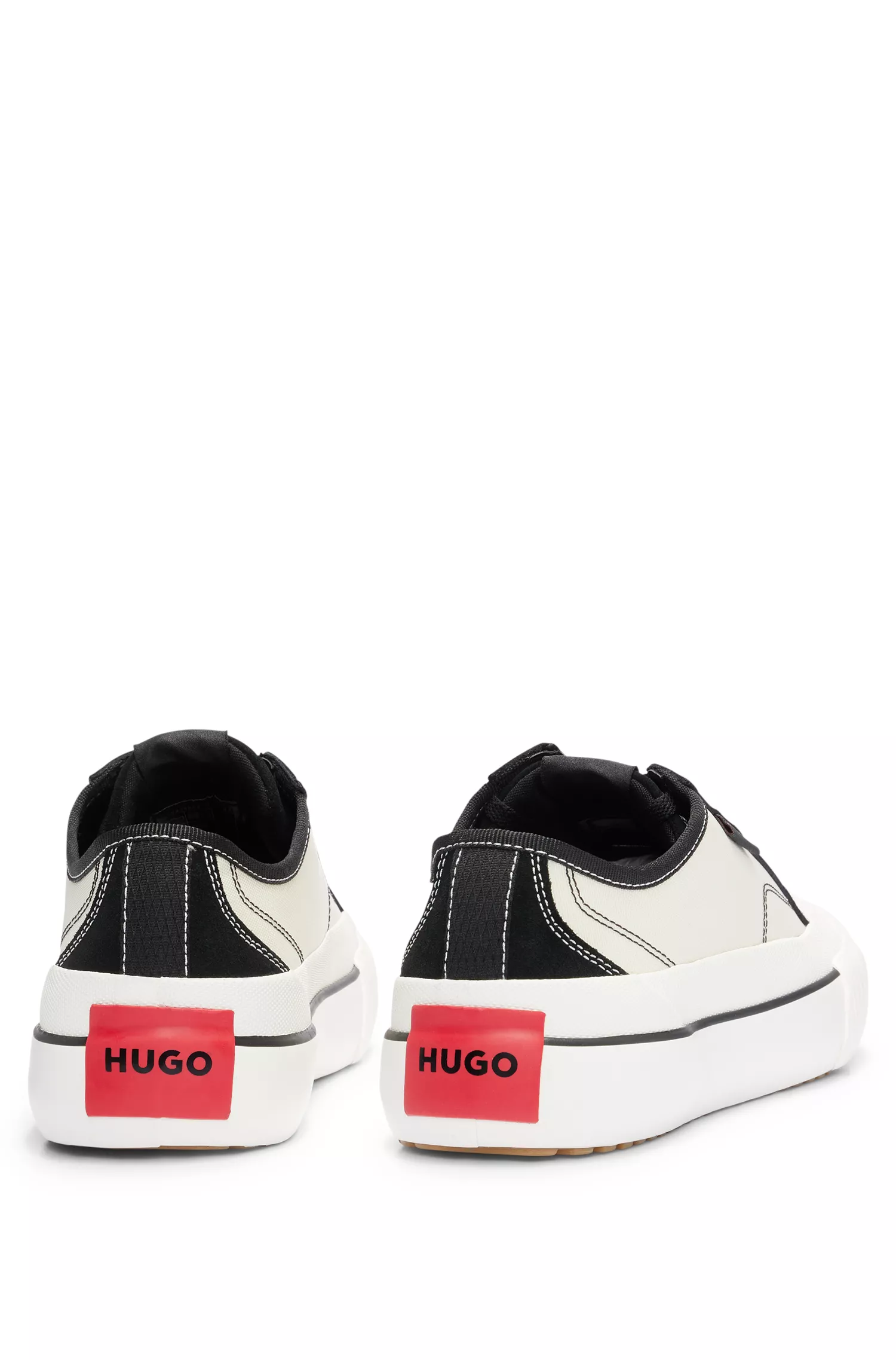 Tênis HUGO vermelho de cano baixo com etiqueta vermelha com o logotipo.