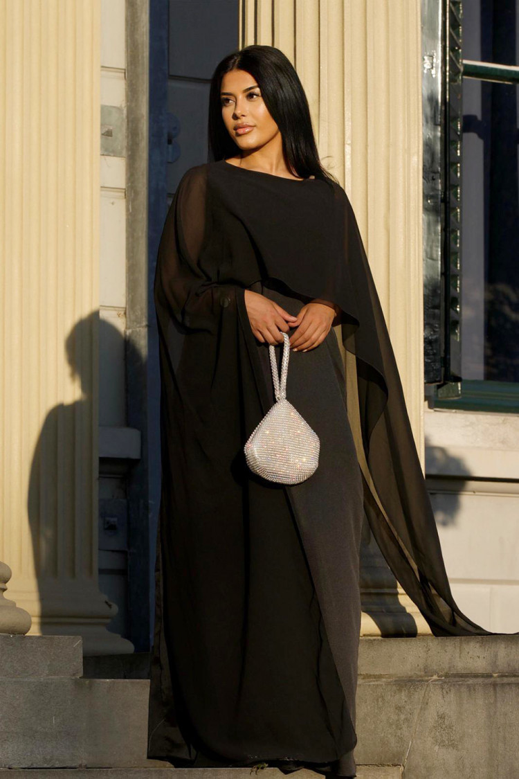 Robe noire ample satinée à empiècement voile